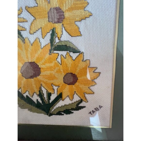 VTG Handmade Cross Stitch SUNFLOWER DAISY Floral Green Mat 9" x 10" Wood Frame - Picture 6 of 9
